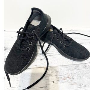 Allbirds Tree Runners in a Jet Black sneakers Sz 7
